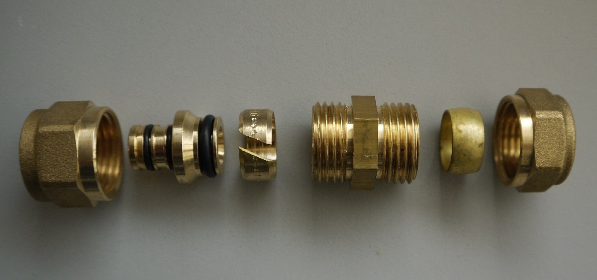 16 mm Kunststoffrohr Fu/ßbodenheizungsrohr auf 15 mm Kupfer-Messing-Rohrkupplung